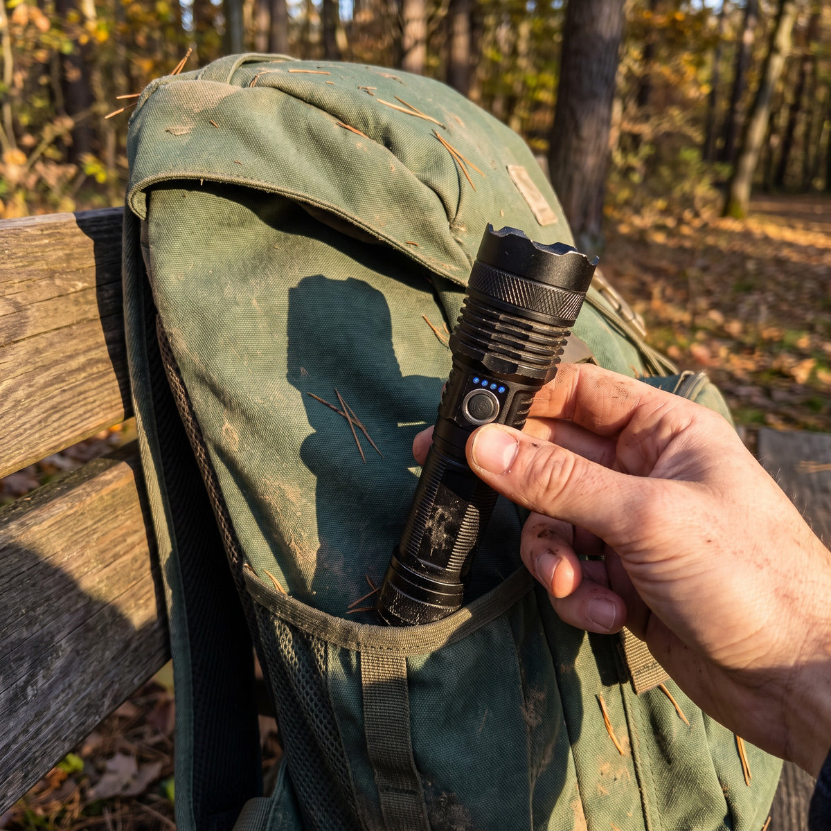 Taschenlampe griffbereit im Rucksack
